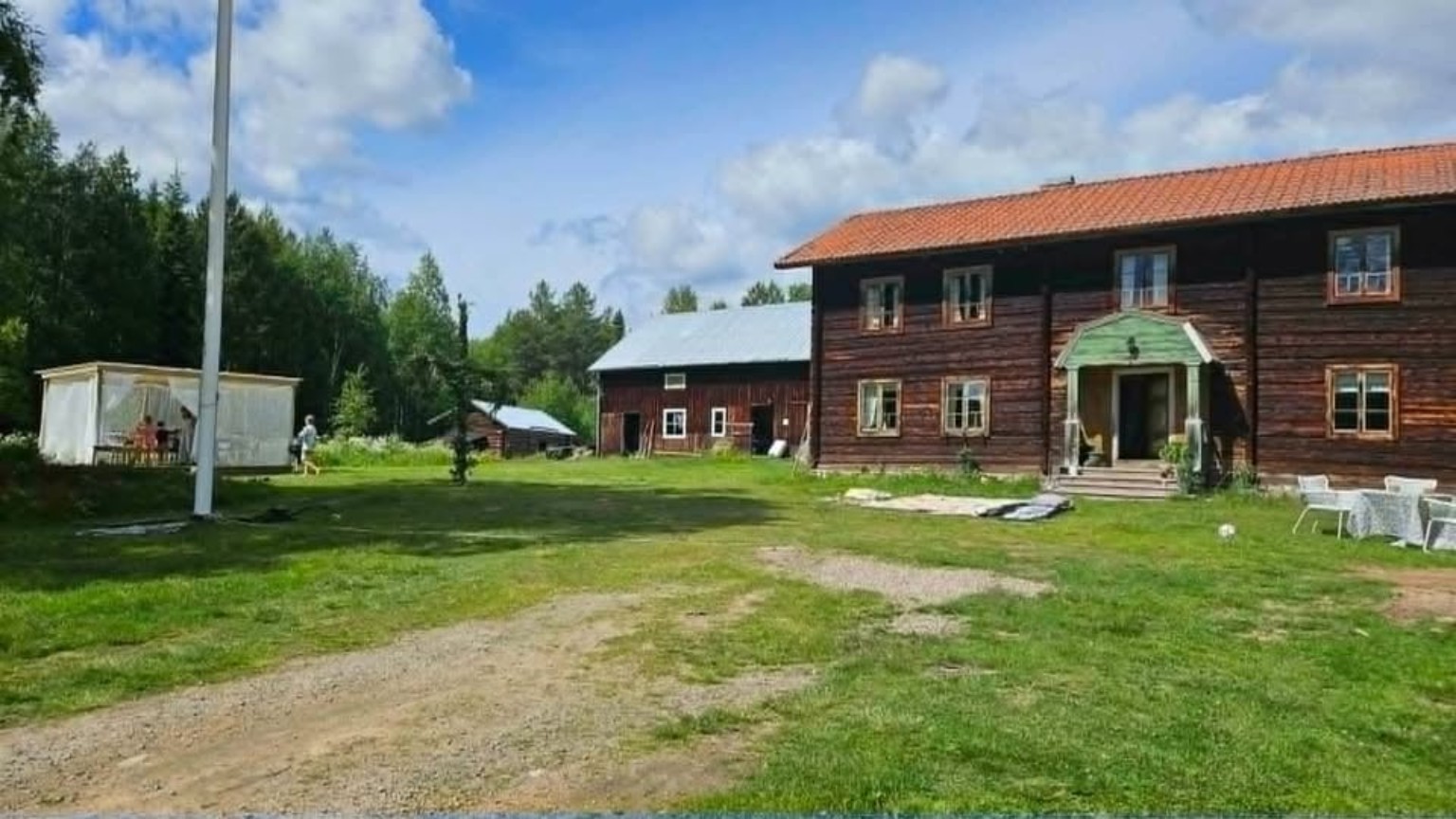 Timrad gård med lada och gårdsplan i Härjedalen